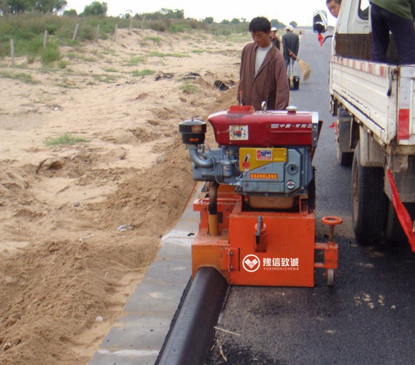 瀝青砂混凝土現澆路緣攤鋪機